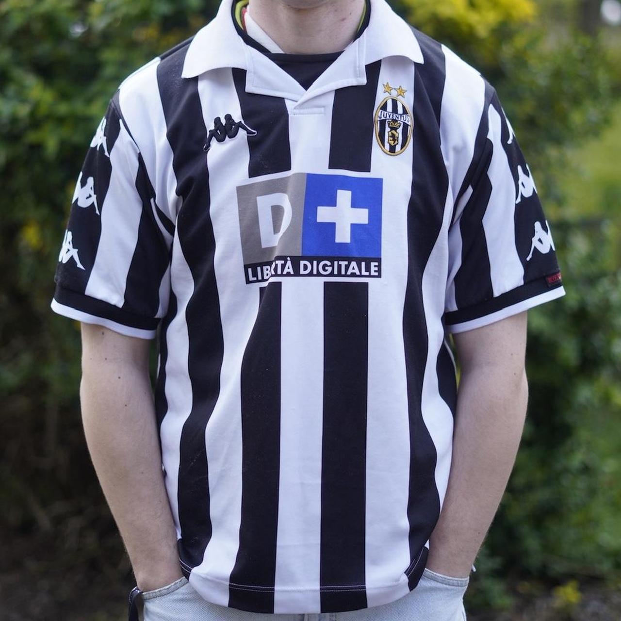 1999/00 Juventus Home Shirt by Kappa - Del Piero #10. Size Medium