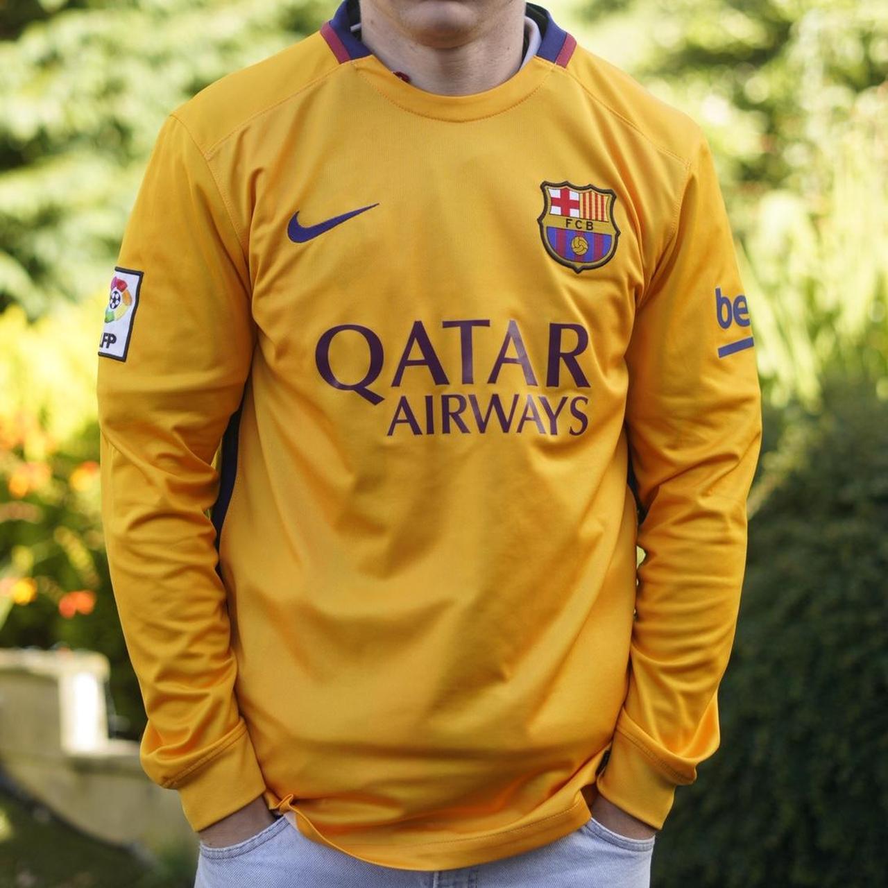 2015/16 Barcelona Away Shirt by Nike - Suarez #9. Size Medium