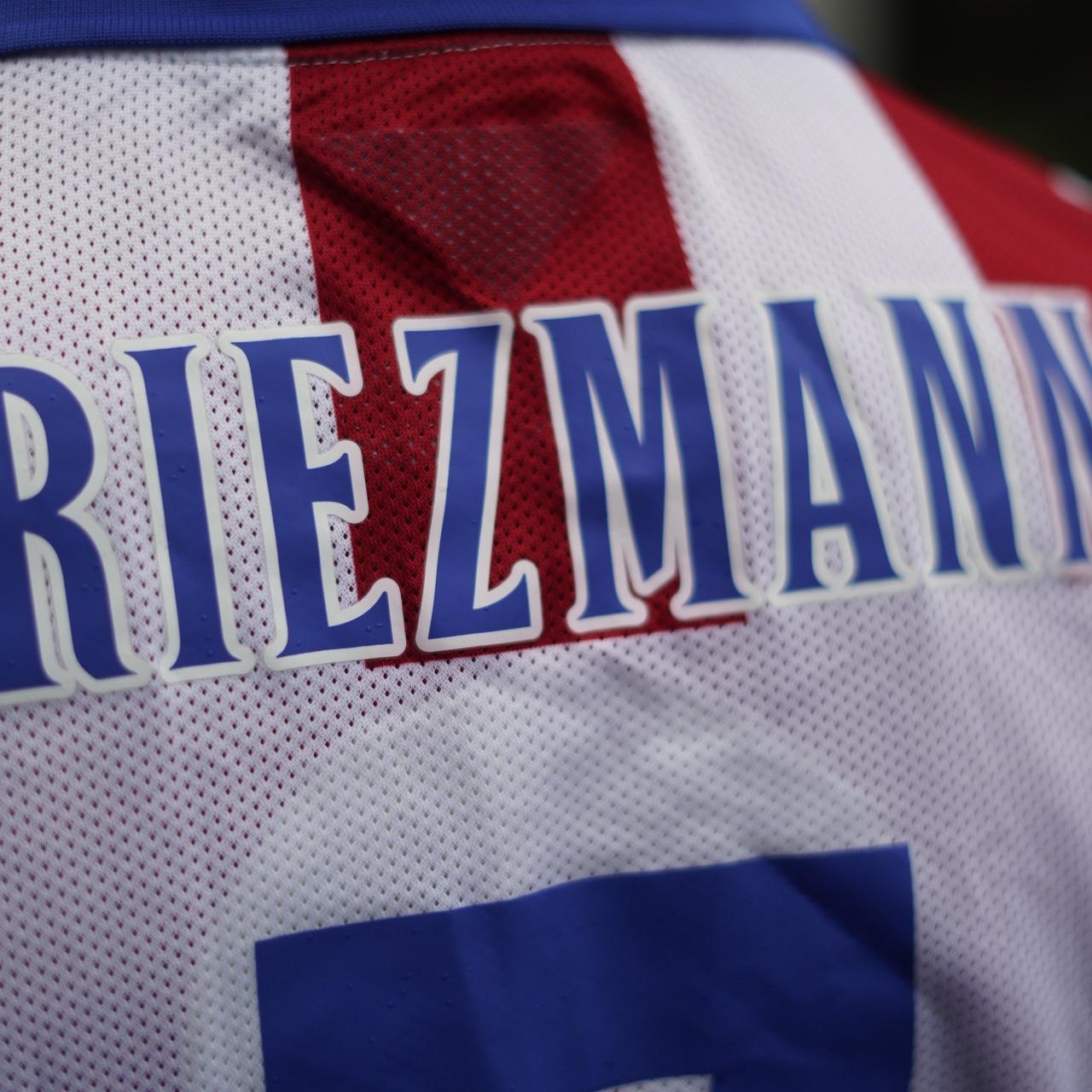 2014/15 Match Issue Atletico Madrid Home Shirt by Nike - Griezmann #7. Size Medium