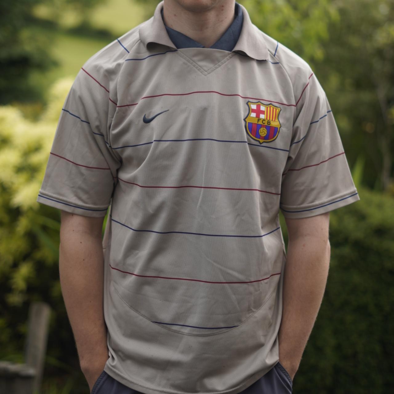 2003/05 Barcelona Away Shirt by Nike - Ronaldinho #10. Size Medium