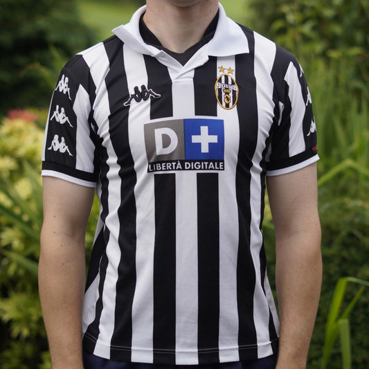 1998/99 Juventus Home Shirt by Kappa. Size XS