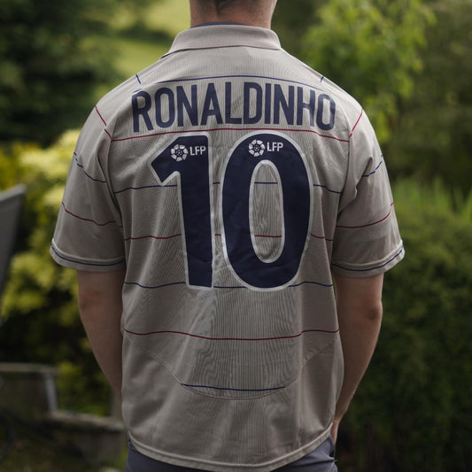 2003/05 Barcelona Away Shirt by Nike - Ronaldinho #10. Size Medium
