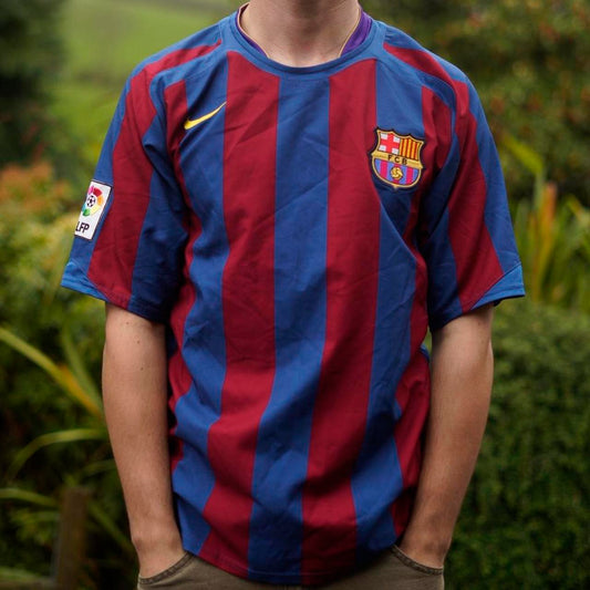 2005/06 Barcelona Home Shirt by Nike. Size Small