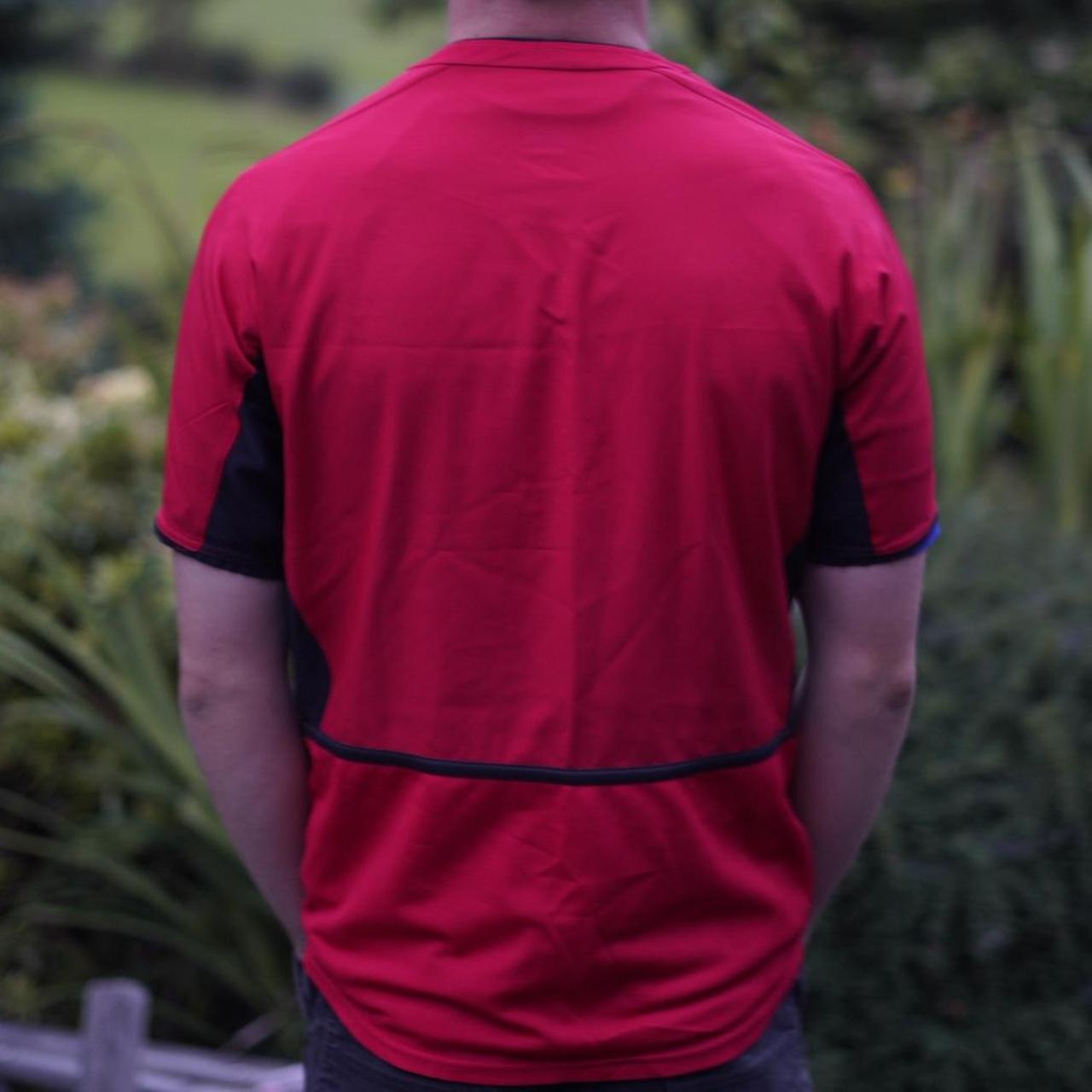 2002/04 Manchester United Home Shirt by Nike. Size Small